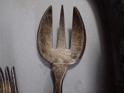 Ensemble de couverts en argent dépareillé...