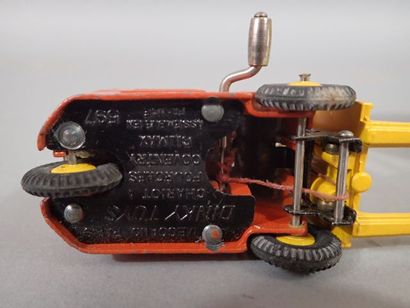 *DINKY TOYS France ref 597. Chariot à fourche...