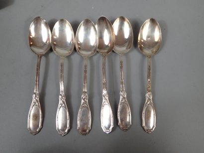*Suite de 6 petites cuillères en argent poinçonné...