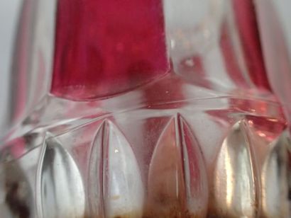 Vase en verre moulé teinté de mauve avec...