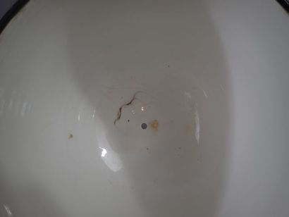 Lot comprenant: un cache-pot en porcelaine...