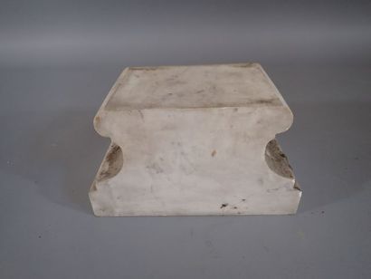 Socle en marbre pour statue en forme de pied...
