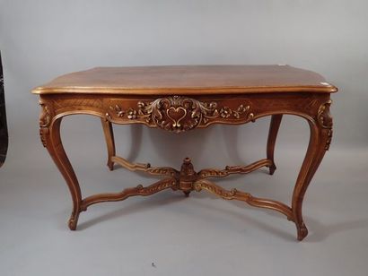 Table de milieu en bois sculpté et rehauts...