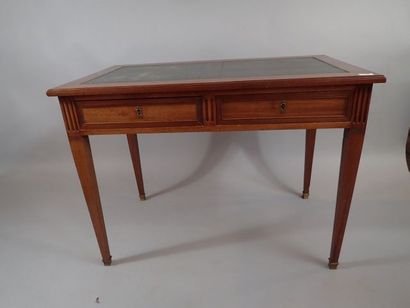 Bureau plat en noyer ouvrant à deux tiroirs...