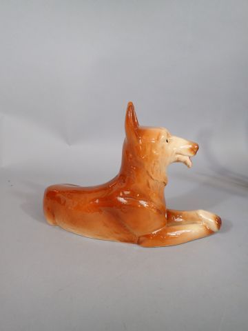 SAINT CLEMENT. Chien berger Allemand en faïence...