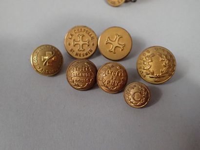 Lot de boutons de lycées en métal doré dont...