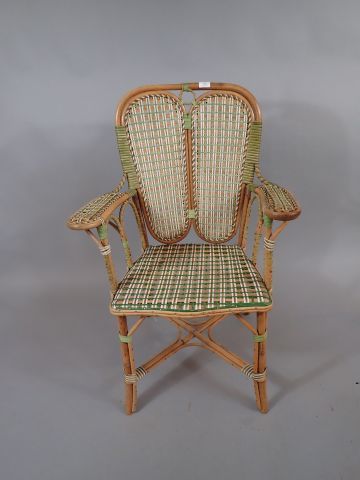 Fauteuil de jardin en rotin en partie teinté...