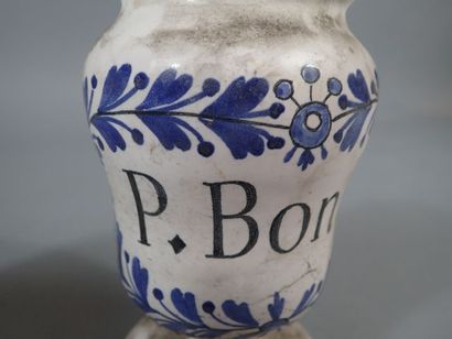 Paire de petits vases à pharmacie à décor...