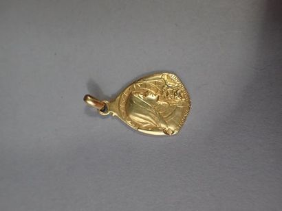 * Médaille en or jaune 18K représentant Mére...