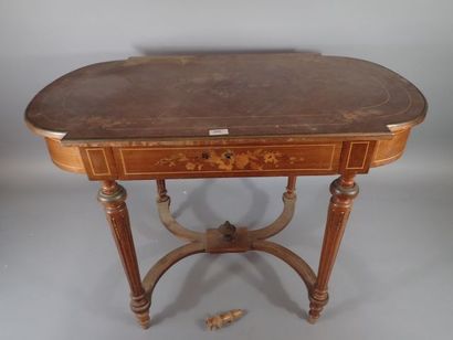 Table de milieu en noyer reposant sur quatre...