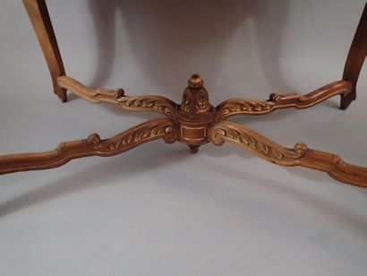 Table de milieu en bois sculpté et rehauts...