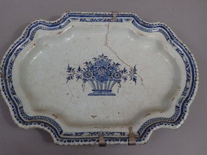 GIEN. Pichet en faïence à décors dit 