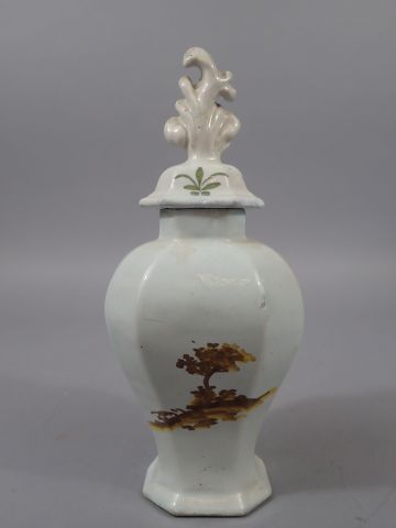 DELFT. Vase de forme balustre couvert en...