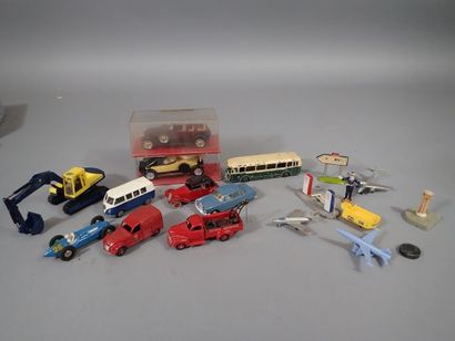 *DINKY TOYS et fabricants divers. 10 véhicules...