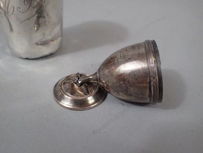 Ensemble en argent comprenant une timbale,...