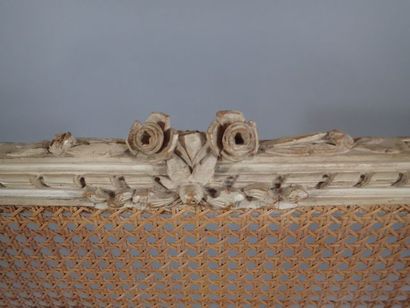 Fauteuil en bois relaqué blanc à dossier...