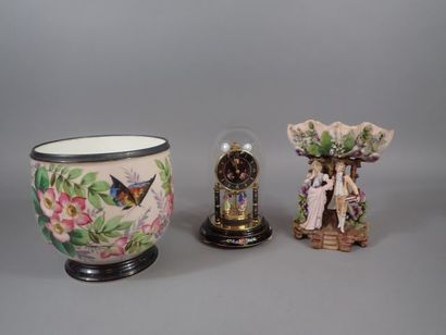 Lot comprenant: un cache-pot en porcelaine...