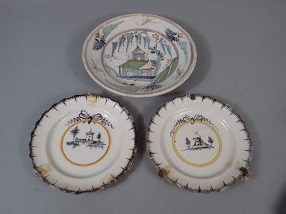 * Assiette creuse en faïence à décors de...