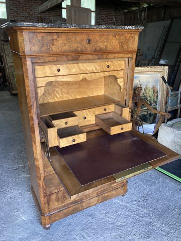 Secrétaire en placage de ronce de noyer ouvrant...