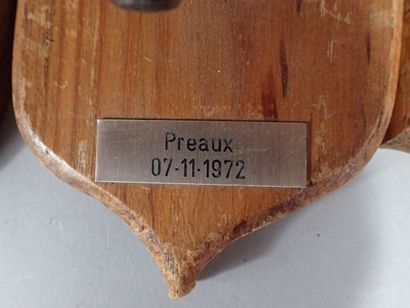 Lot de quatre pieds d'honneur sur écusson...
