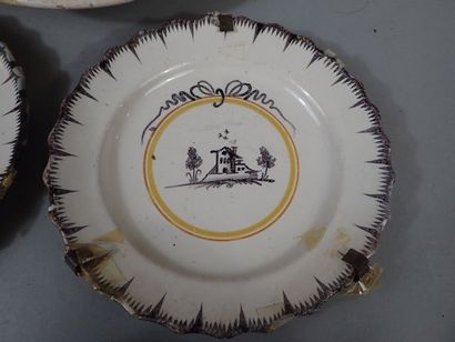 * Assiette creuse en faïence à décors de...