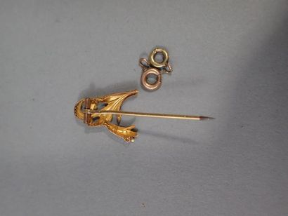 *Débris d'or comportant deux fermoirs en...