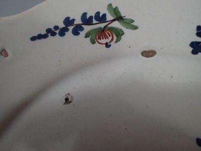 SINCENY. Assiette en faïence à décor de fleurs...