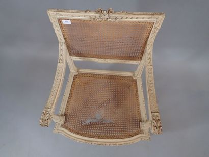 Fauteuil en bois relaqué blanc à dossier...
