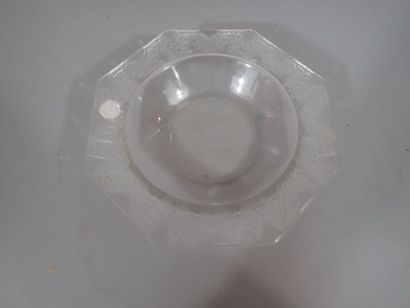 LALIQUE France. Coupe Chantilly en verre...