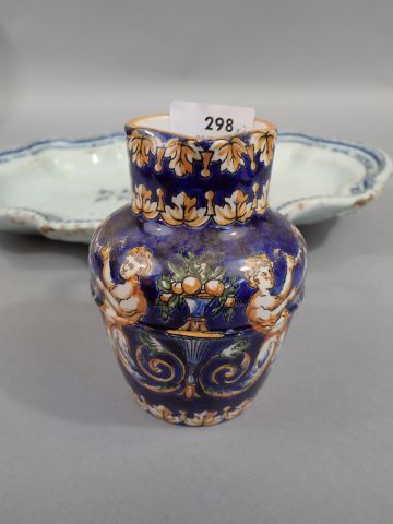 GIEN. Pichet en faïence à décors dit 