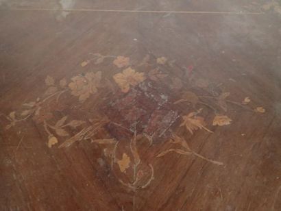 Table de milieu en noyer reposant sur quatre...