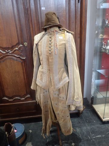 Costume de théâtre : habit d'homme de style...