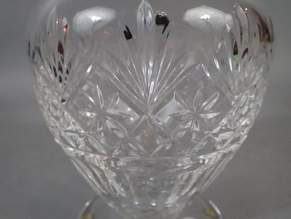 *SAINT LOUIS, vase balustre en cristal à...