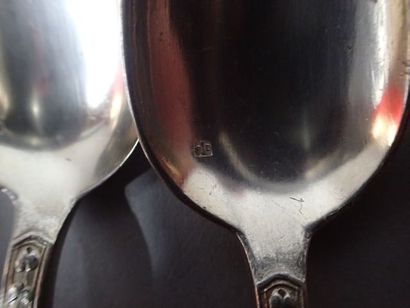 *Suite de 6 petites cuillères en argent poinçonné...