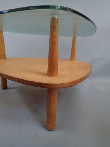 Table basse de forme triangulaire aux courbes...