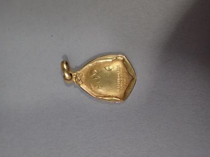 * Médaille en or jaune 18K représentant Mére...