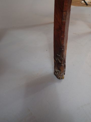 Petite commode sauteuse dite « d’entre deux...