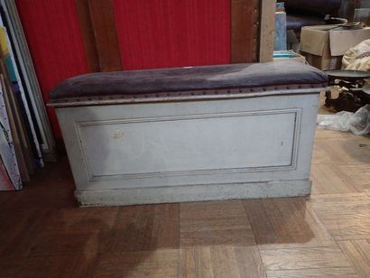 Banc coffre en bois peint et son assise en...