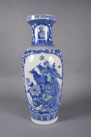 Grand vase balustre en porcelaine bleu-blanc...