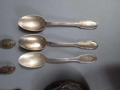 Ensemble de couverts en argent dépareillé...