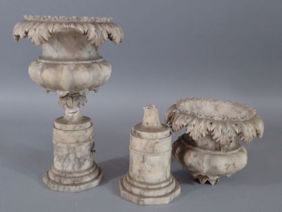 Paire de vases Médicis sur pied douche en...