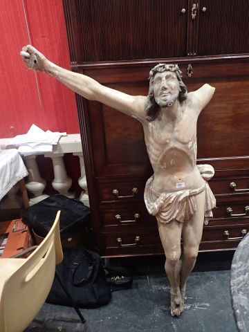 Grand Christ en bois et stuc polychrome....