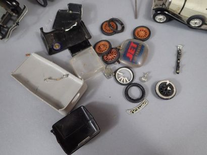 Ensemble de voitures modèles réduits, principalement...