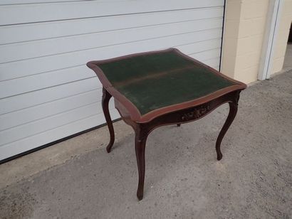 Table à jeu en noyer reposant sur quatre...