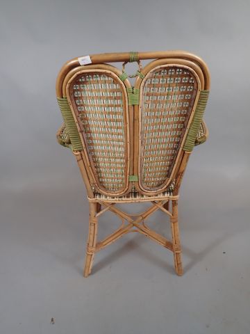 Fauteuil de jardin en rotin en partie teinté...
