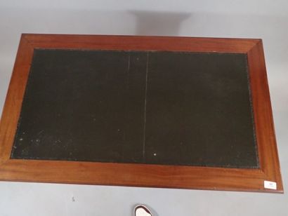 Bureau plat en noyer ouvrant à deux tiroirs...