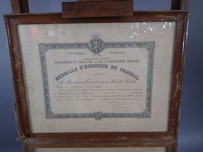 Ensemble de trois diplôme de médaille encadré:...