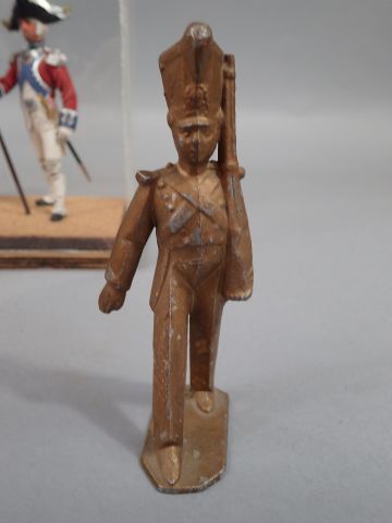 Deux figurines en bois peint à la main comportant...