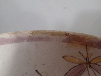 * Assiette creuse en faïence à décors de...