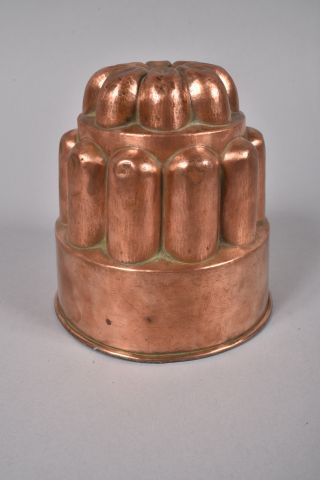 Moule à gâteau en cuivre repoussé. Marqué...